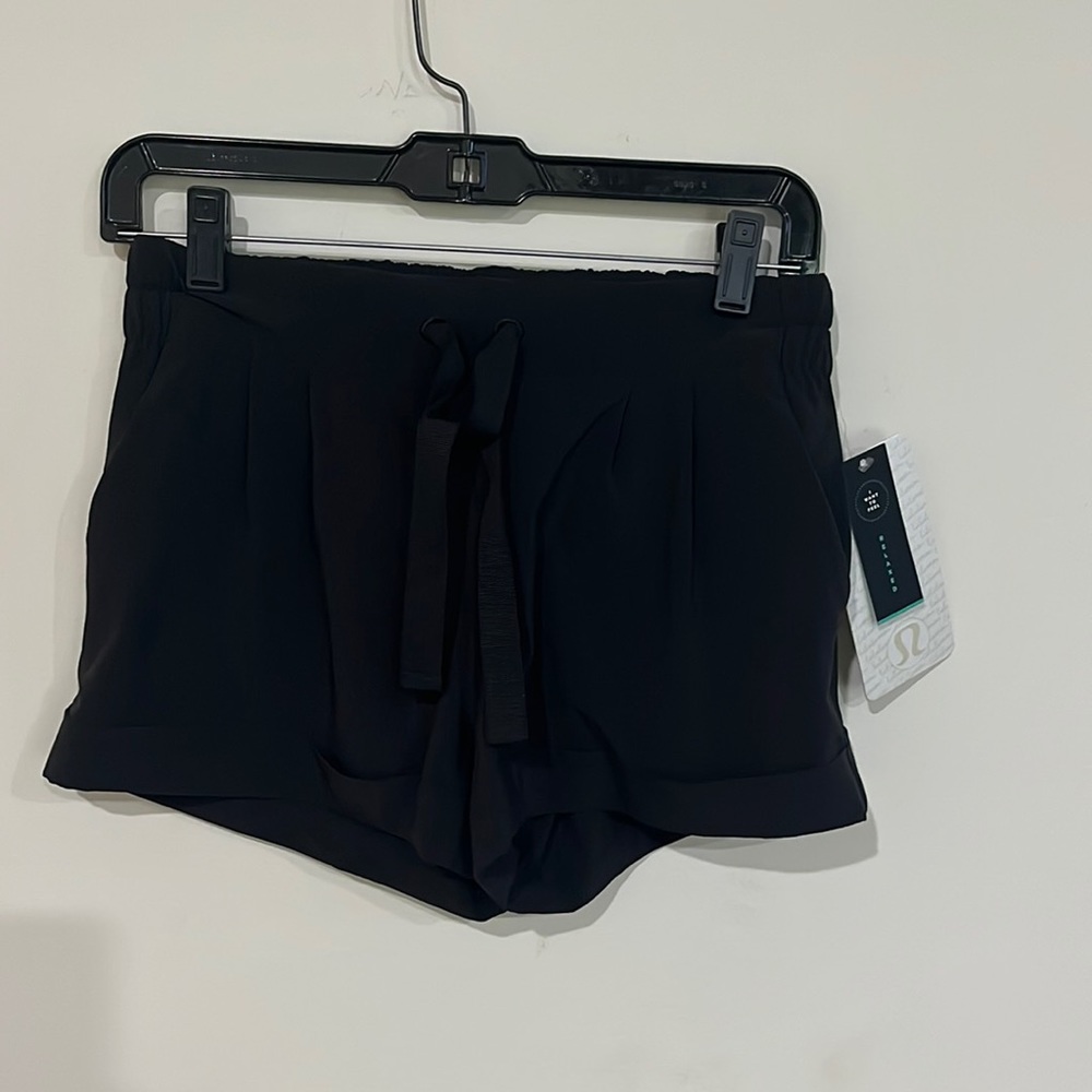 Lululemon black Spring Break Away Short II sz 6 NWT 2.5” inseam